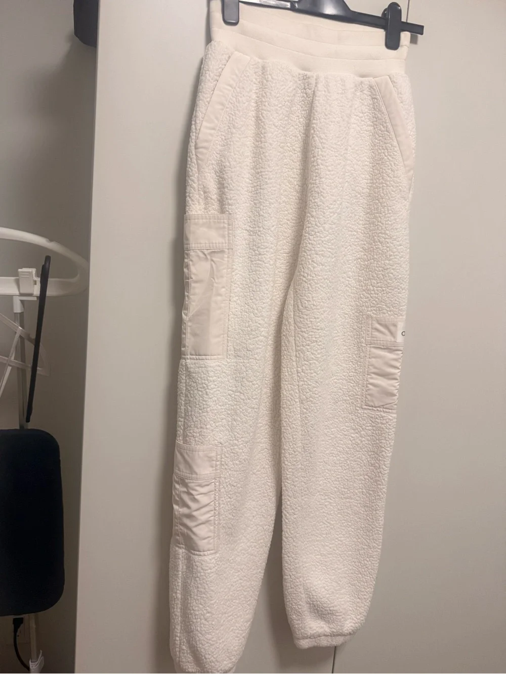 ALO Yoga Cream Sherpa Pocket Joggers